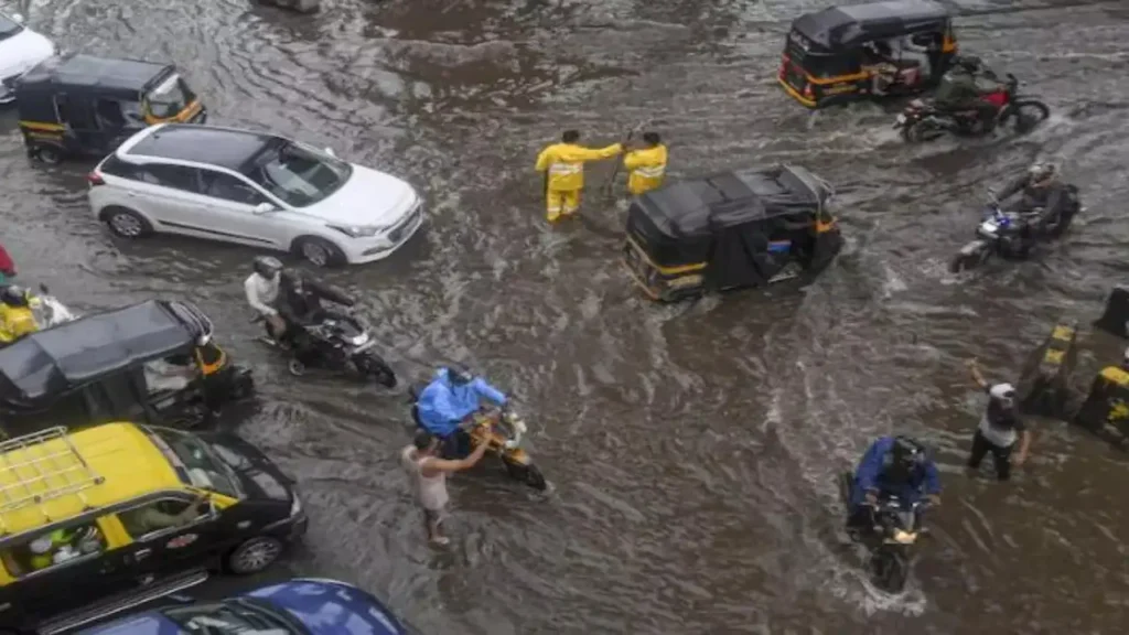 🚨 Mumbai Underwater! Streets Flooded, Trains Halted, Red Alert Issued