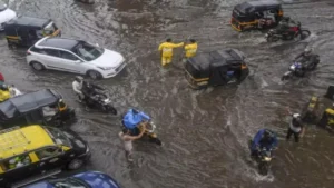 🚨 Mumbai Underwater! Streets Flooded, Trains Halted, Red Alert Issued